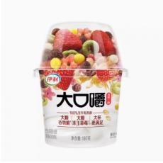 伊利大口嚼草莓...